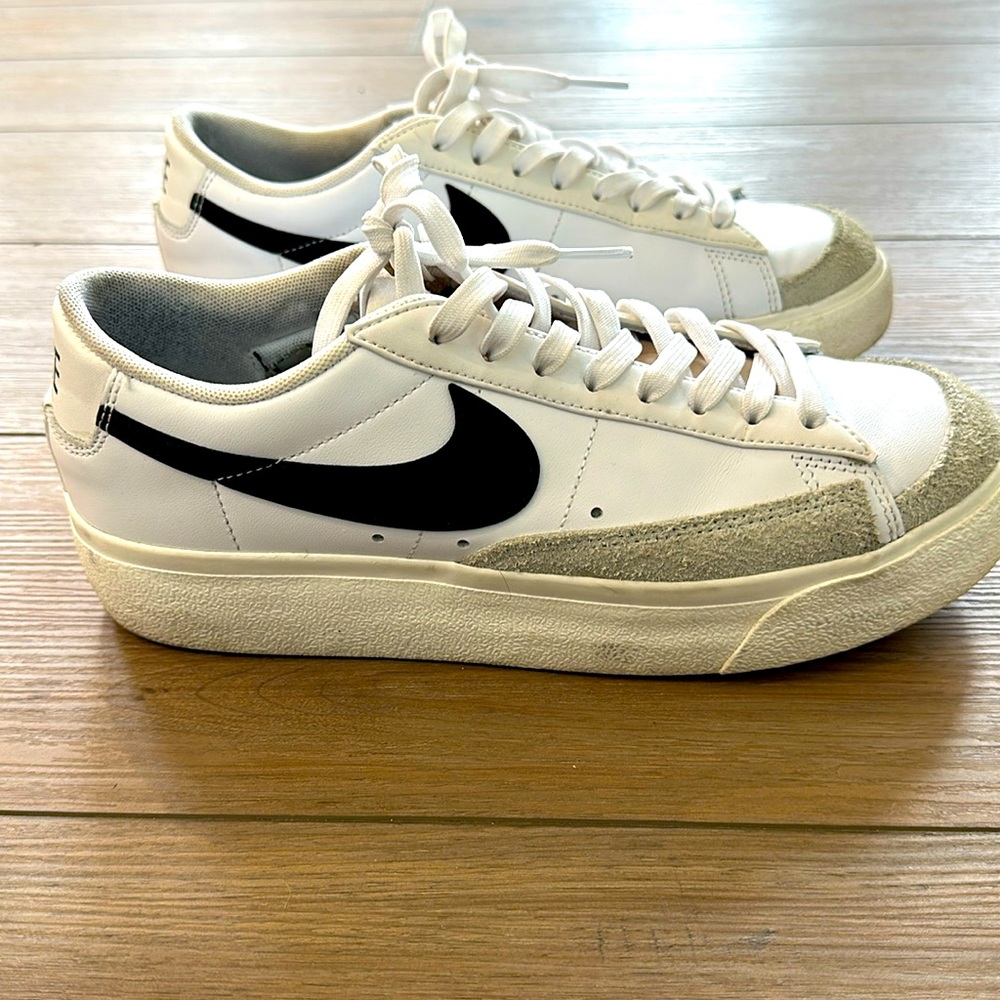 Nike White Black Low-Top Athletic Sneakers
